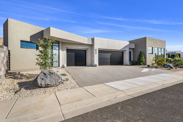 Front driveway and two garages of Copper Rock 3557