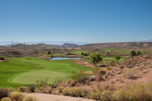 Golf green overlooking desert mesas near Washington
