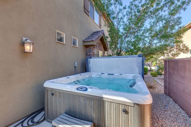 Private hot tub on the side patio of Coral Ridge 4194