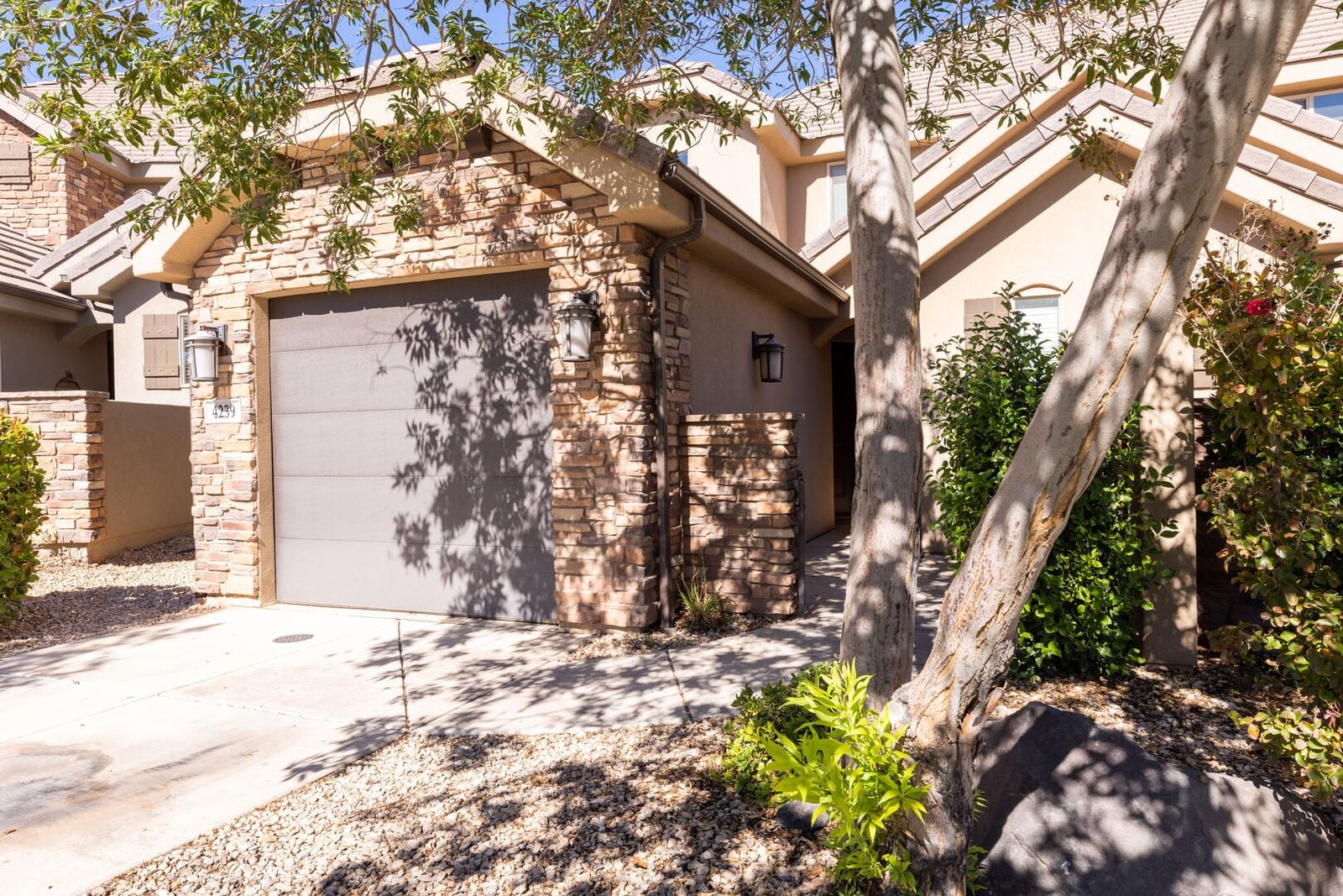 Front exterior of Coral Ridge 4239 with stone-faced garage