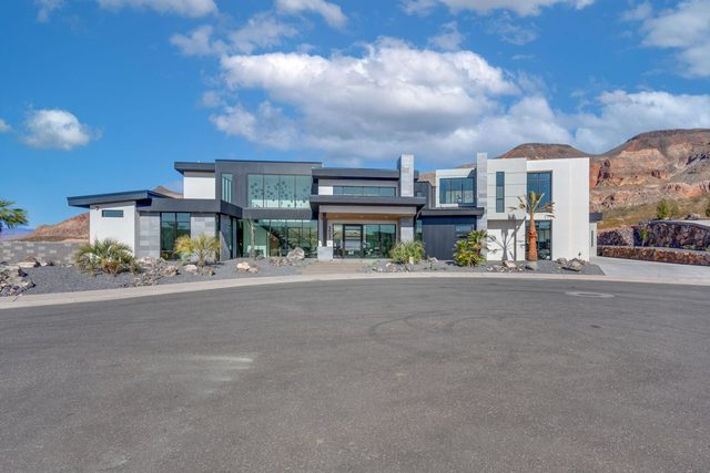 Front exterior and wide driveway of Eleanor at Copper Rock