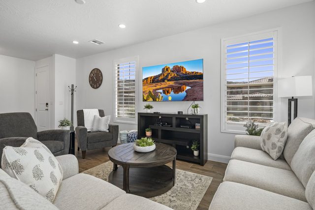 Living room with round coffee table and armchairs at Escondido 1145