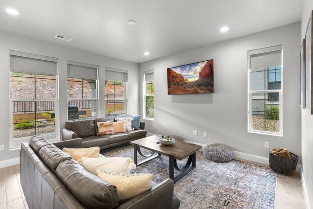 Living room with leather sofas, coffee table and smart TV at Escondido 2311