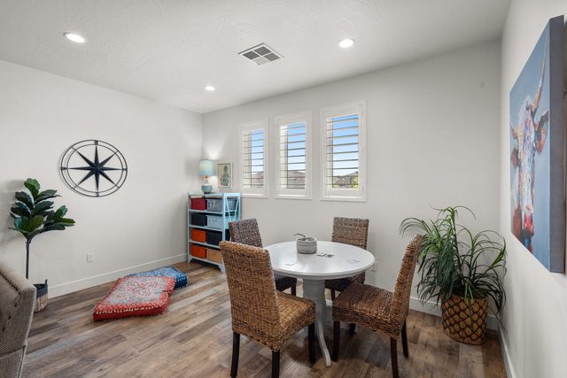 Home 523 loft corner with round table, chairs and toy shelf