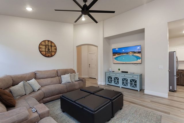 Living room sectional with ottomans and smart TV at Ladera 415