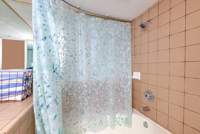 Bathroom tub-shower with patterned curtain