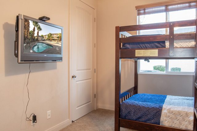 Bunk bed and wall-mounted TV in the Las Palmas 2102 bunk room
