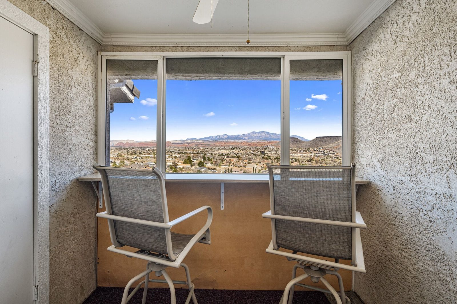 Private balcony with two chairs overlooking mountains at Las Palmas 328