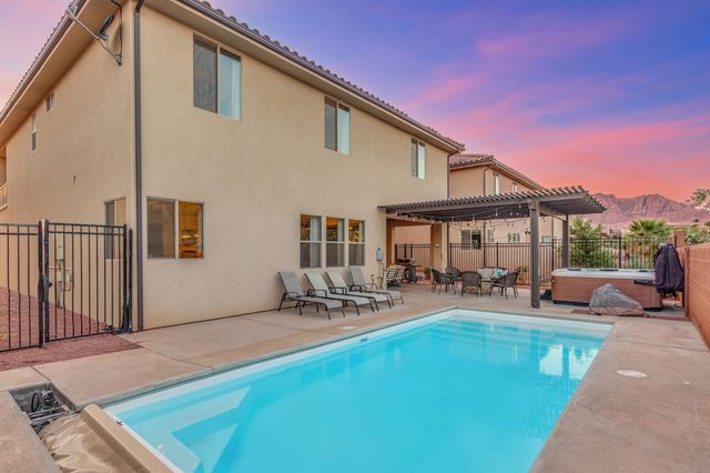 Private pool and lounge chairs behind Paradise Village 94