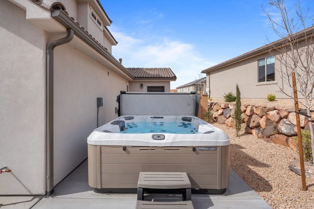 Private hot tub in the Paseos 1342 backyard
