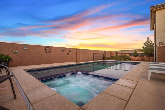 Bubbling private spa at the edge of the pool