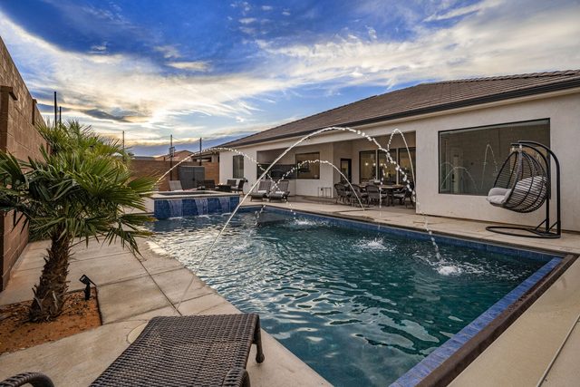 Private pool with arcing water jets at Sand Hollow 4301