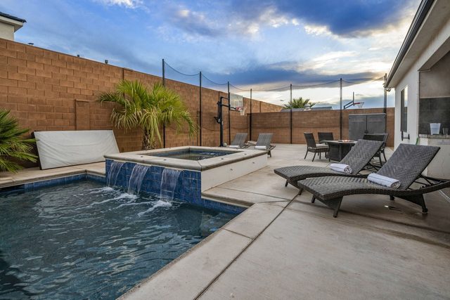 Hot tub spilling into the private pool at Sand Hollow 4301