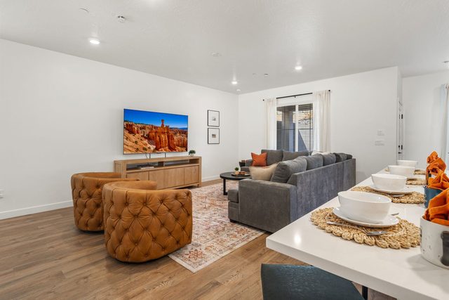 Living room with leather swivel chairs and island seating at Skyline 1634