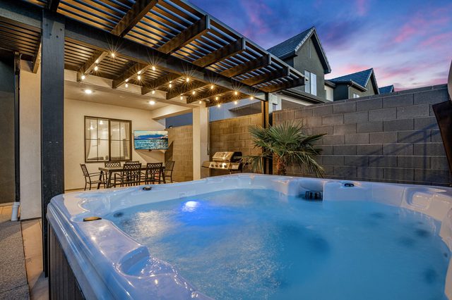 Lit swim spa beneath the pergola at dusk at Skyline 1634