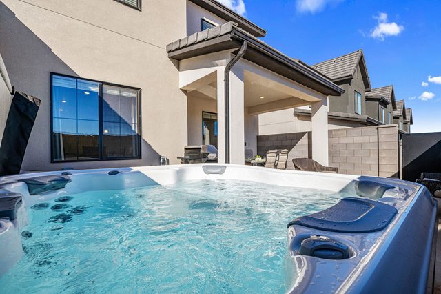 Private hot tub with the covered patio of Skyline 1645