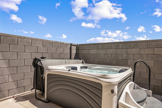 Private hot tub in the walled backyard of Skyline 1753
